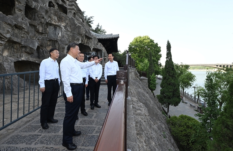2025年5月19日至20日，中共中央總書記、國(guó)家主席、中央軍委主席習(xí)近平在河南考察。這是19日下午，習(xí)近平在洛陽(yáng)龍門石窟考察。新華社記者 謝環(huán)馳 攝