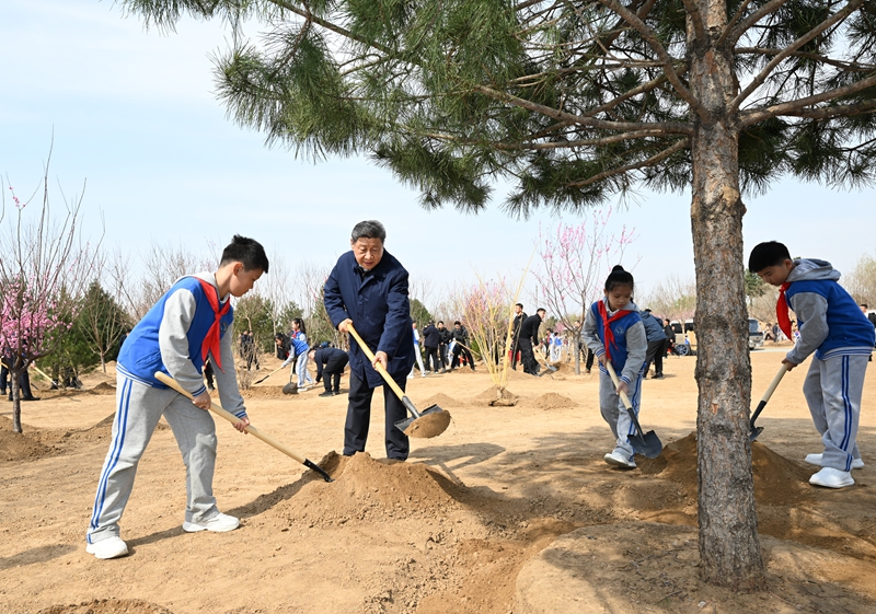 2025年4月3日，習近平總書記來到北京豐臺區(qū)永定河畔參加首都義務植樹活動。