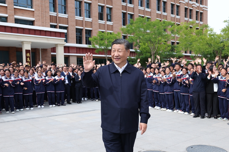 2024年6月18日，習(xí)近平總書記在青海果洛西寧民族中學(xué)考察時，向師生們揮手致意。