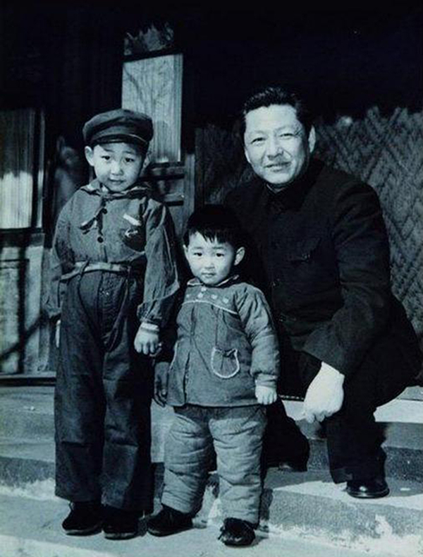 1958年，習(xí)仲勛與兒子習(xí)近平、習(xí)遠(yuǎn)平在一起。
