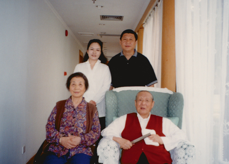 習(xí)近平與夫人彭麗媛同父親習(xí)仲勛、母親齊心的合影。