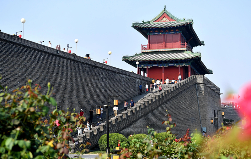 2024年9月16日，游客在河北省石家莊市正定古城游玩。