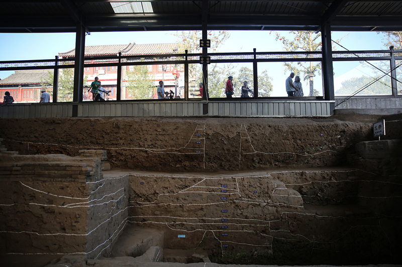 2019年9月7日，人們透過玻璃幕墻看開元寺南廣場遺址考古現(xiàn)場。