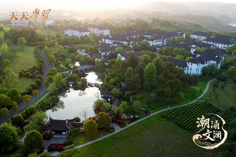 如今，越劇不僅活躍在嵊州人日常生活的一個(gè)個(gè)角落，也深深烙印在嵊州人的精神血脈之中。圖為古色古香的嵊州越劇藝術(shù)學(xué)校。