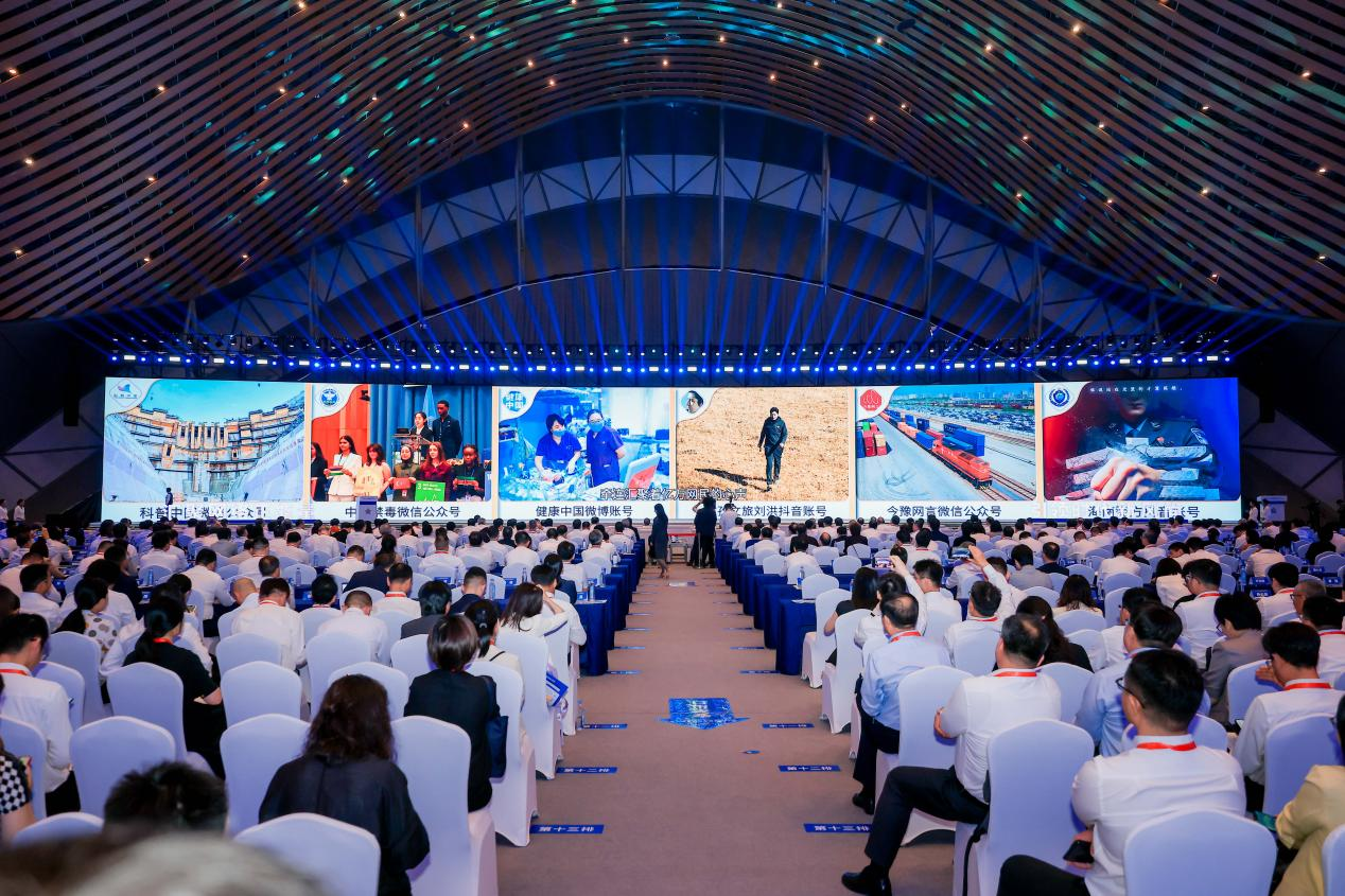 2025年中國網(wǎng)絡文明大會《走好網(wǎng)上群眾路線百個成績突出賬號推選活動成果》發(fā)布現(xiàn)場。