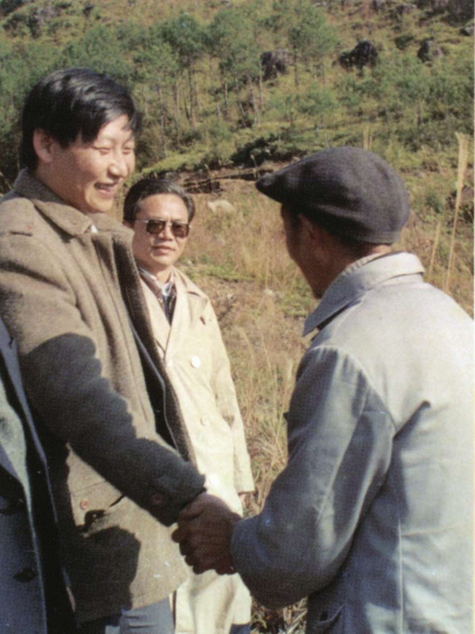 1989年1月，習(xí)近平到周寧縣走訪種林專(zhuān)業(yè)戶(hù)。（圖源：《習(xí)近平在寧德》）