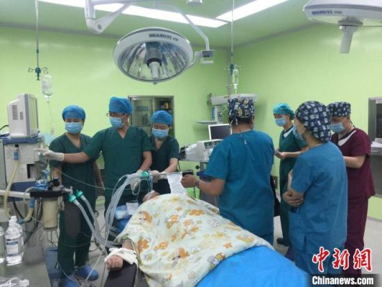 圖為馬少元(左二)為患者做手術。青海省第四人民醫(yī)院供圖