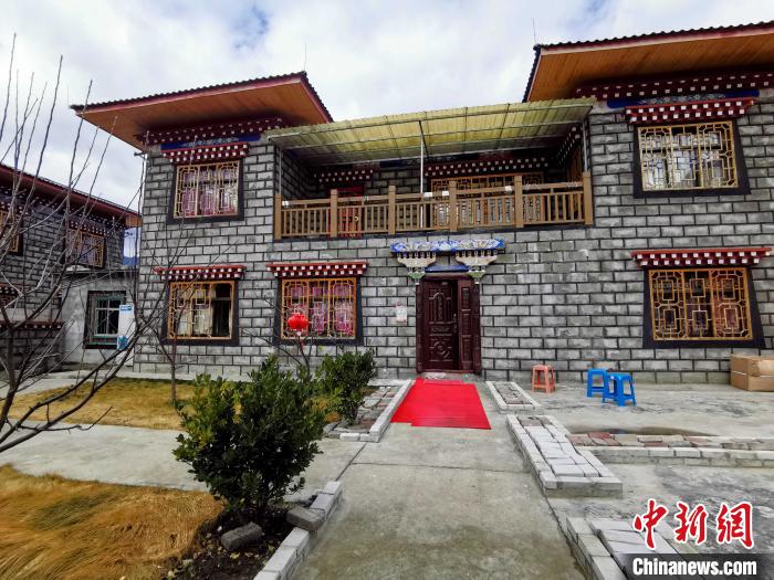 圖為林芝米林縣羌納鄉(xiāng)西嘎村村民家家戶戶發(fā)展庭院經(jīng)濟，院內(nèi)種滿了各種果樹。　趙延 攝