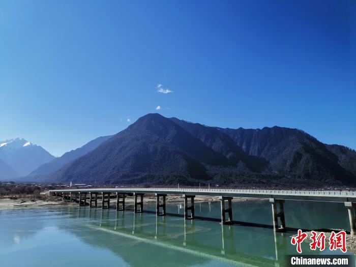 圖為現(xiàn)在已經(jīng)通車的魯霞大橋?！≮w延 攝