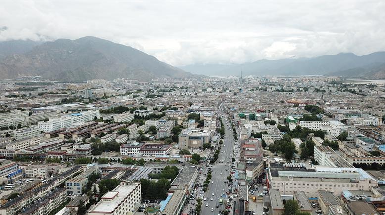 8月10日無人機(jī)拍攝的拉薩城市一景。新華社記者 王益亮 攝.jpg