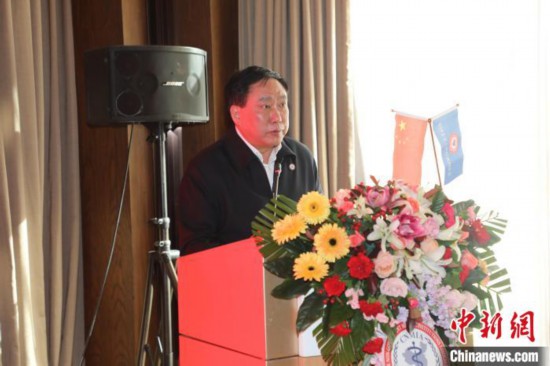 圖為中國非公立醫(yī)療機構(gòu)協(xié)會常務(wù)副會長兼秘書長郝德明致辭。　韓相澤 攝