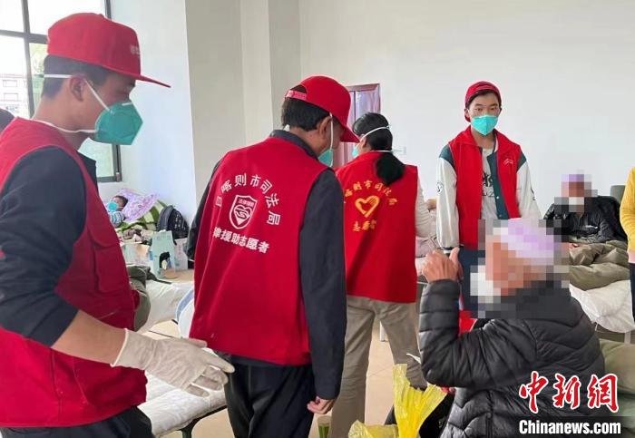 圖為得到妥善安置周到的服務，患者向志愿者豎起大拇指?！∪湛t市委宣傳部供圖