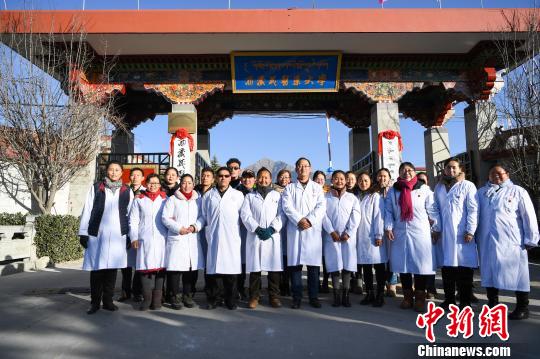 圖為該校師生在更名后的西藏藏醫(yī)藥大學(xué)校門前合影留念?！『闻罾?攝