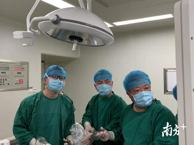李英儒（左一）開展林芝地區(qū)首例腹腔鏡右半結(jié)腸癌根治術(shù)。