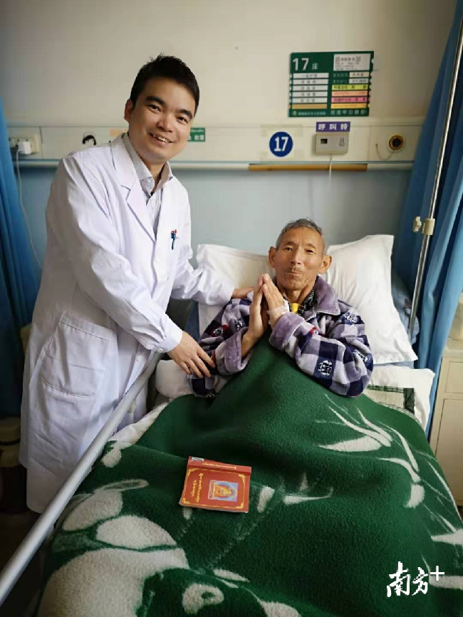 李英儒給阿伯實施了林芝地區(qū)首例腹腔鏡胃癌根治術(shù)，術(shù)后阿伯恢復(fù)良好。