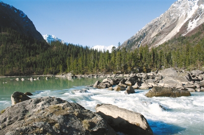 然烏湖美景。圖片由昌都市委宣傳部提供.jpg