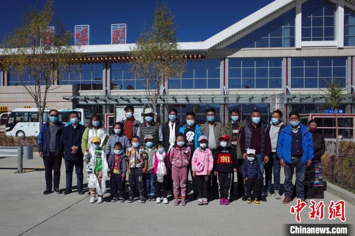 10位接受先心病治療的孩子及家長(zhǎng)、工作人員等在日喀則和平機(jī)場(chǎng)合影。　江飛波 攝