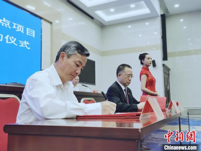 圖為青海省副省長匡湧(左)簽訂合作共建區(qū)域醫(yī)療中心框架協(xié)議。　張?zhí)砀?攝