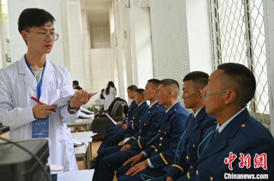 圖為研究團(tuán)隊(duì)成員登記消防員信息?！≮w朗 攝
