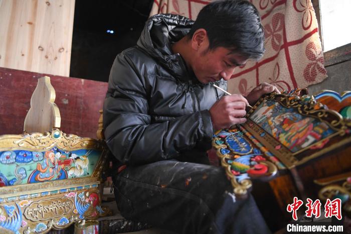 圖為拉薩手藝人制作年貨“切瑪盒”。　貢嘎來松 攝