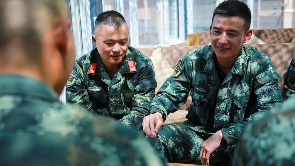 官兵正在陽光棚內(nèi)優(yōu)雅的環(huán)境中下象棋。