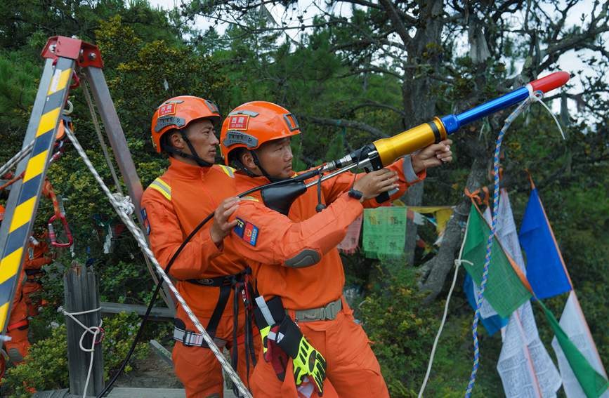 發(fā)射拋投器 。西繞拉翁攝