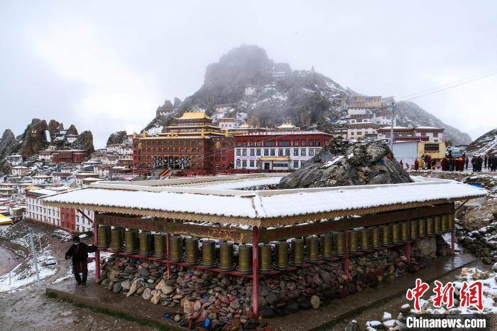 孜珠寺風(fēng)光。　江飛波 攝