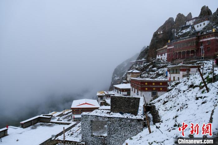 位于孜珠山頂?shù)乃聫R被云霧環(huán)繞，猶如仙境。　江飛波 攝