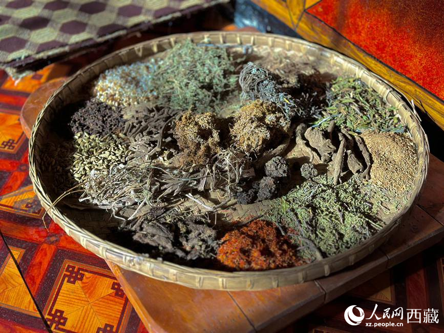 制作藏香的草本原料。人民網(wǎng)記者 次仁羅布攝