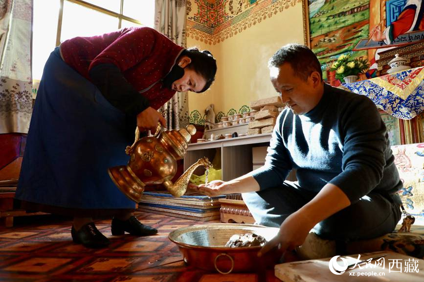 柏木泥與香料糅合成團(tuán)。人民網(wǎng)記者 次仁羅布攝
