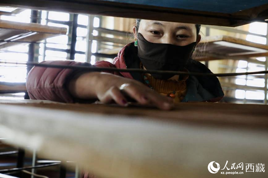 晾曬制作好的藏香。人民網(wǎng)記者 次仁羅布攝