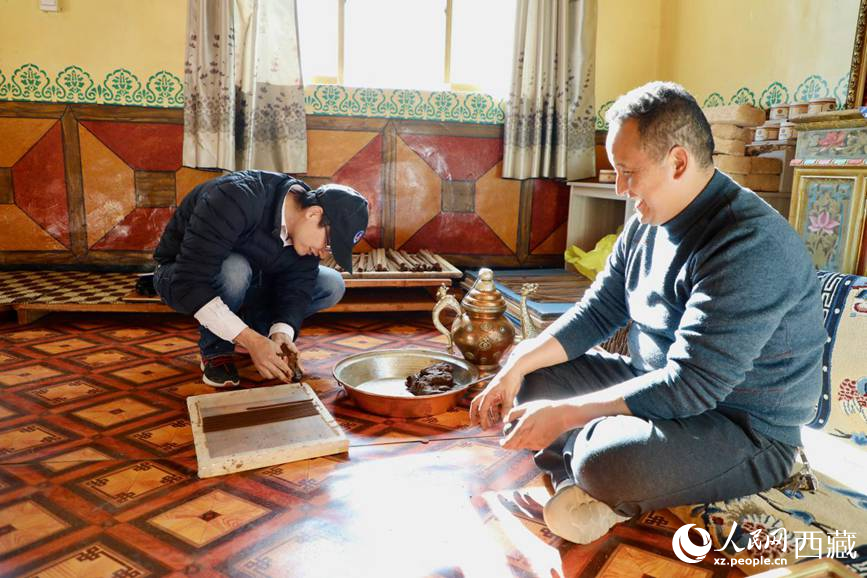 游客正在學(xué)習(xí)制作藏香。人民網(wǎng) 記者次仁羅布攝