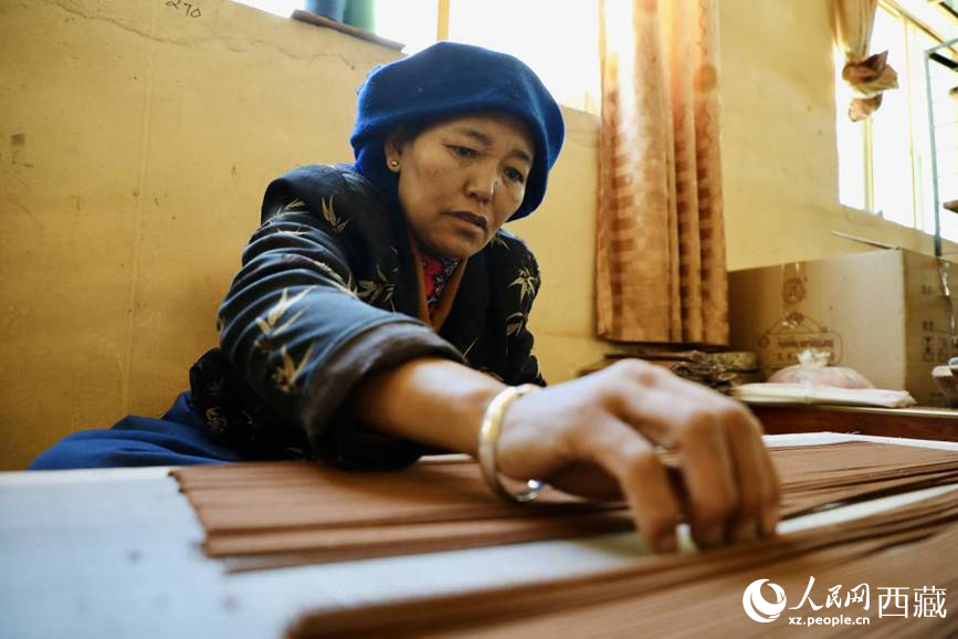 藏香廠的工人們堅(jiān)持手工制作藏香。人民網(wǎng)記者 次仁羅布攝