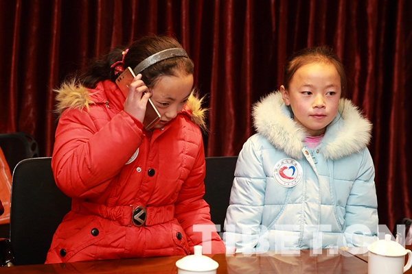 圖為澤旺卓瑪與志愿者阿姨通電話。攝影：陳衛(wèi)國