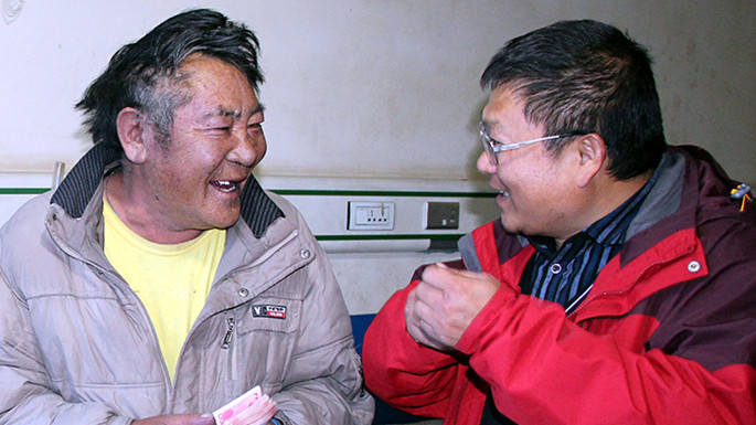 6、這是中國石化援藏干部王鵬雁（右）來到???結(jié)對子”幫扶對象的扎扎（左）家中，為他妻子英秋治病送去自掏腰包的??????需的治療費（扎??2014??7??9日攝）_副本.jpg