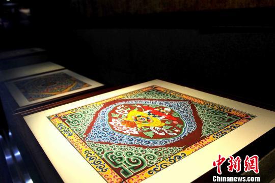 圖為藏式建筑傳統(tǒng)圖案?！?zhí)砀?攝