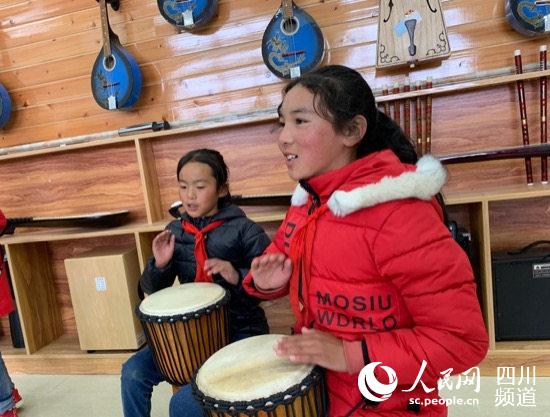 民族樂器興趣小組的學(xué)生們正在練習(xí)音樂。（高婉汀 攝）