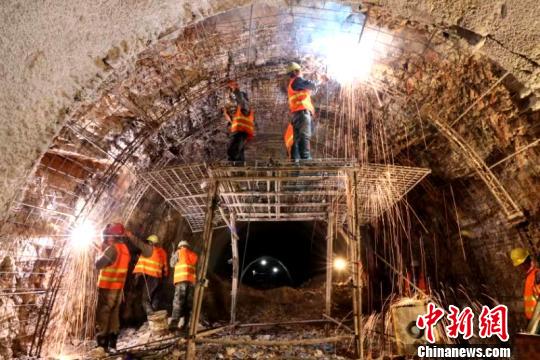 圖為施工人員正在進(jìn)行隧道支護(hù)焊接作業(yè)?！￡悤?攝