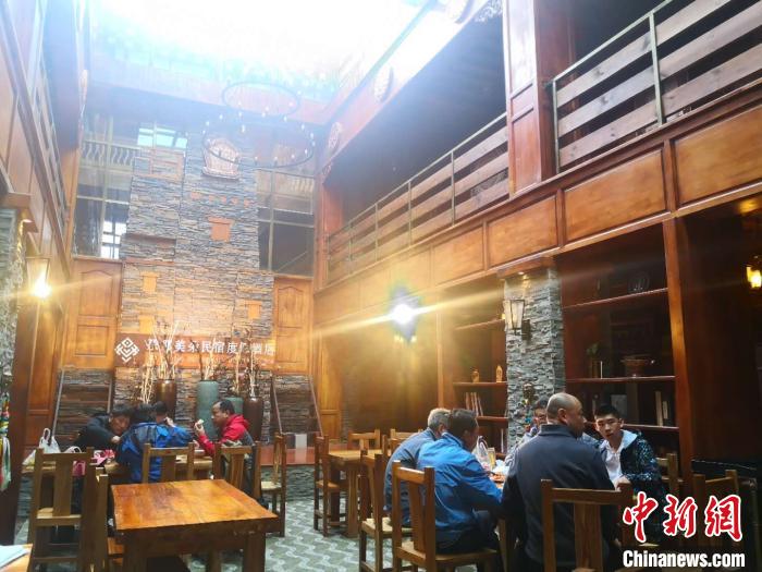 圖為扎尕那的藏式民宿酒店中，游客正在用餐?！∈缝o靜 攝