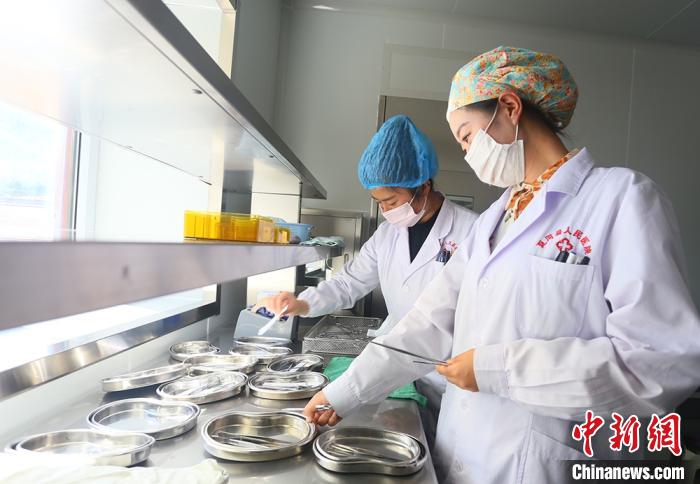 7月下旬，夏河縣人民醫(yī)院醫(yī)生進行手術用具的消毒清潔?！「哒?攝