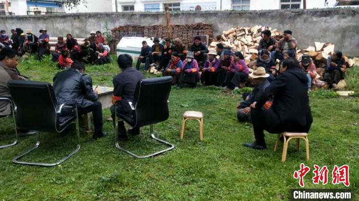 村民接受防火常識教育。若爾蓋縣林業(yè)和草原局供圖