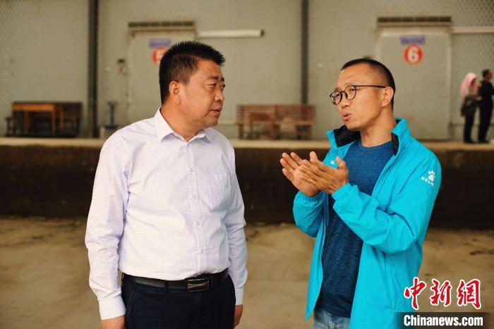 天?？h委書記李鵬(左)接受自媒體“碼頭青年”主編林飛(右)采訪?！￡I道華 攝