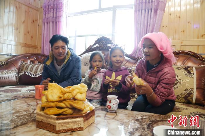 圖為項(xiàng)青達(dá)杰一家人合影。　馬銘言 攝