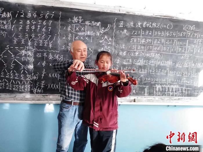 圖為趙興洲教學(xué)生拉小提琴。受訪者提供