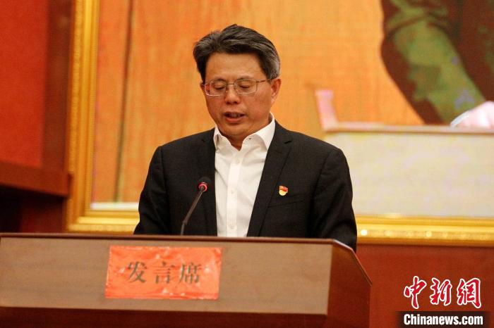 圖為果洛州委常委、副州長、上海市援青聯(lián)絡組組長馮志勇總結(jié)對口支援十年工作?！」逯菸麄鞑抗﹫D 攝