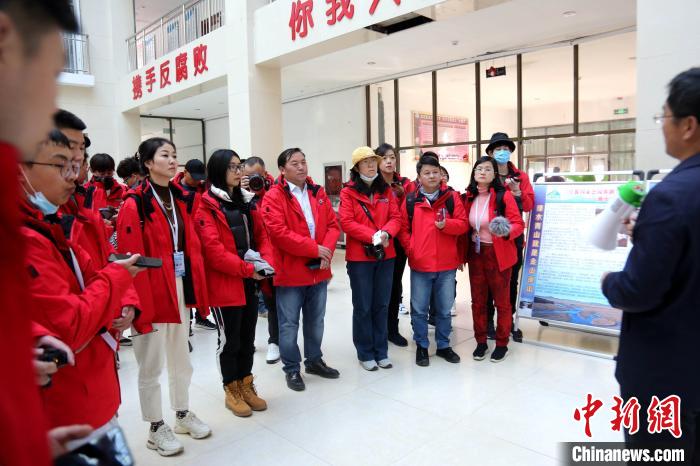圖為中外媒體采訪三江源國家公園瀾滄江源園區(qū)生態(tài)保護成效?！?zhí)砀?攝