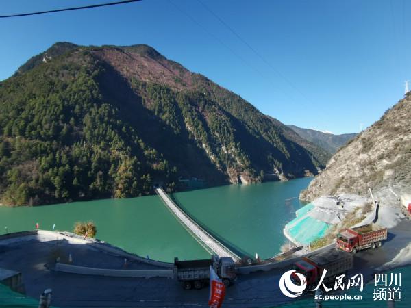 這條單跨353米索道橋，是全國最長的民用重載索道橋，技術(shù)要求高，施工難度極大。僅完成進(jìn)行便道、索道橋施工就用了一年時(shí)間。郭瑩 攝