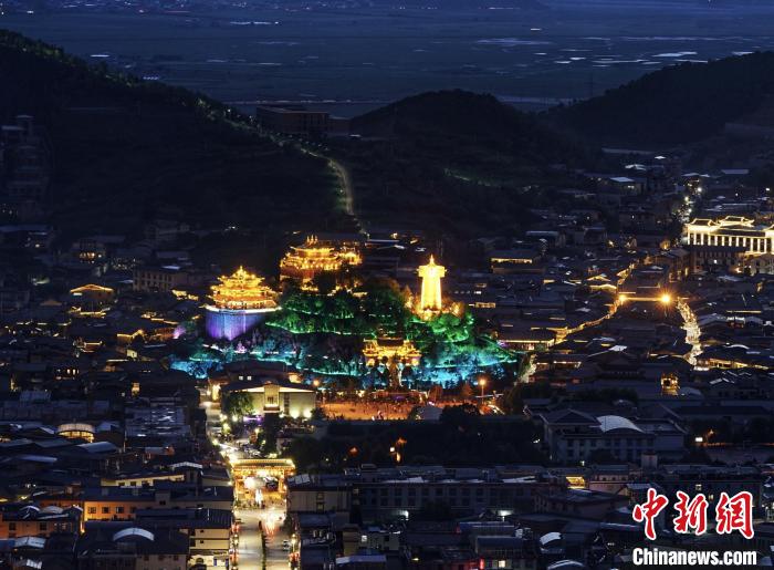 圖為滇藏茶馬古道重鎮(zhèn)獨(dú)克宗古城已成為知名旅游景點(diǎn)?！『蜁匝?攝