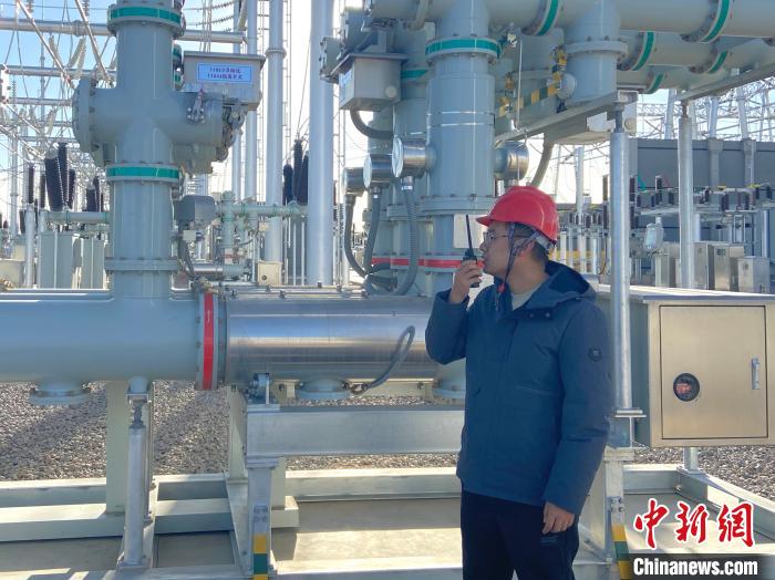圖為國(guó)網(wǎng)青海檢修公司專業(yè)人員在沙柳變電站驗(yàn)收設(shè)備?！√岂?攝