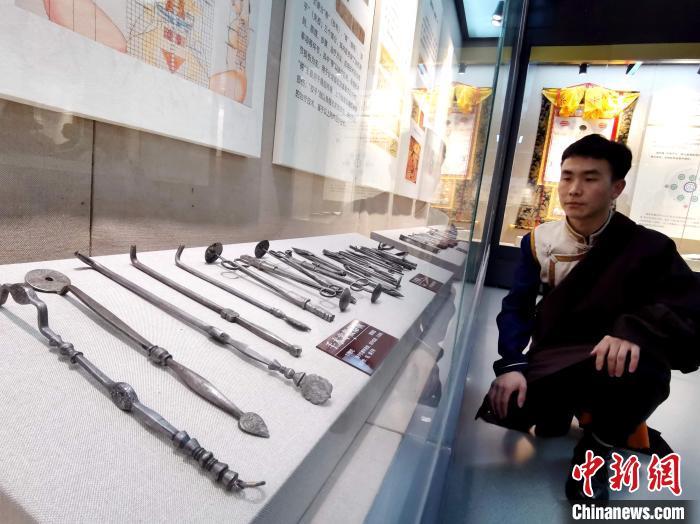 圖為陳展的藏醫(yī)手術(shù)器械。　張?zhí)砀?攝